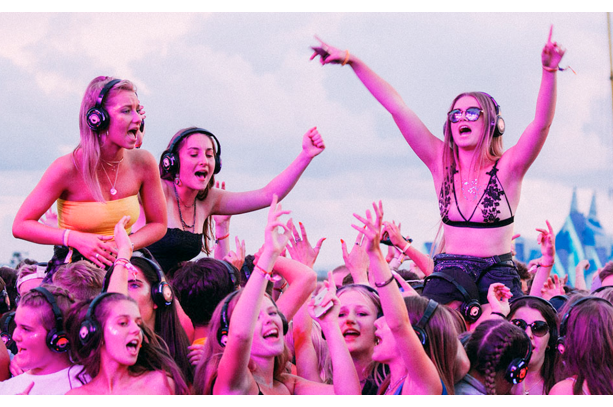 Who run the dancefloor? (Girls)